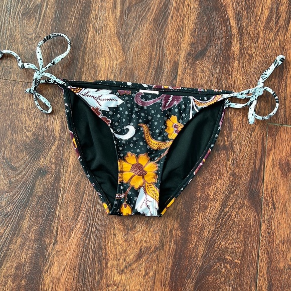 Xhilaration swim bottoms - Picture 1 of 4